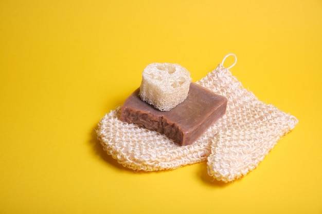 Dlaczego mydło w kostce z kozim mlekiem i miodem zyskuje popularność?