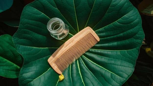 Jak działa grzebień z drzewa neem sattva na włosy?