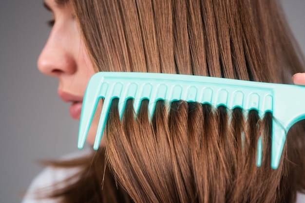 Jak działa odżywka do włosów słabych i łamliwych z keratyną?