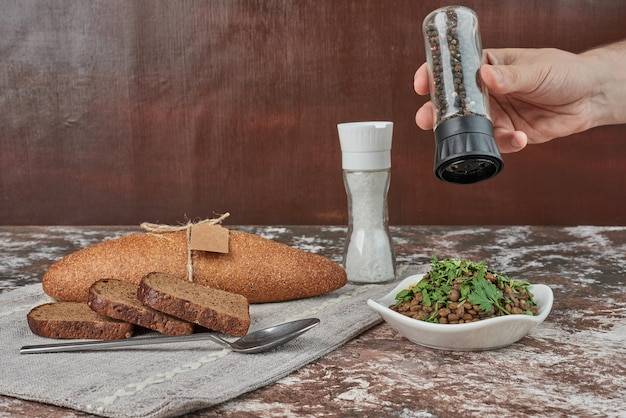 Jak wykorzystać sól wędzoną ziołami w młynku 200 g Dary Natury w codziennej kuchni?