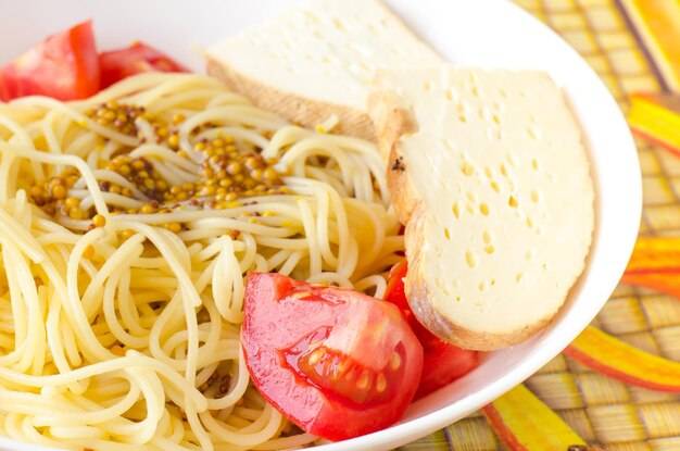 Makaron kukurydziany spaghetti bezglutenowy jako alternatywa dla tradycyjnej pasty