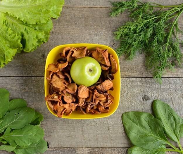 Przekąska jabłko gruszka bezglutenowa z zabawką 20 g Bob Snail jako propozycja dla najmłodszych