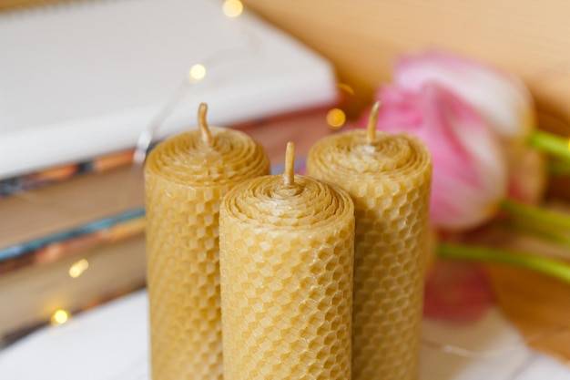 Świeca zwijana z węzy pszczelej 8 5 cm pasieka rodzinna jako wyjątkowy element dekoracji wnętrza